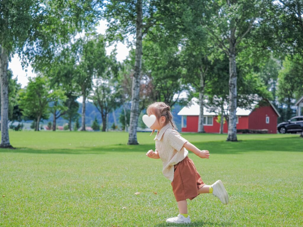 芝生で走る長男