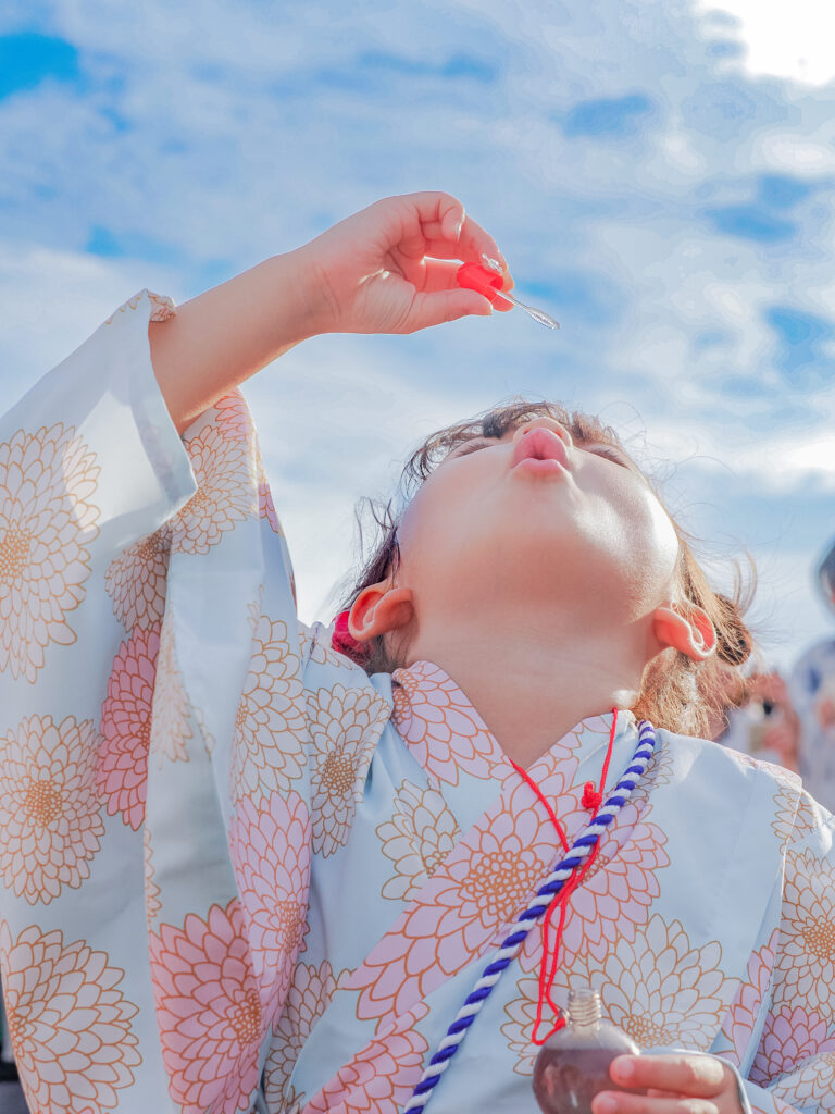 屋台で買ったシャボン玉で遊ぶ。長女