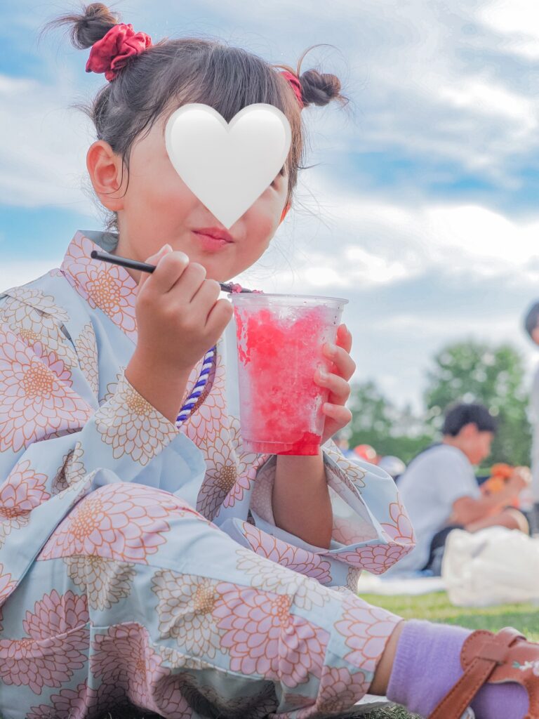 うれしそうにかき氷を食べる。長女。