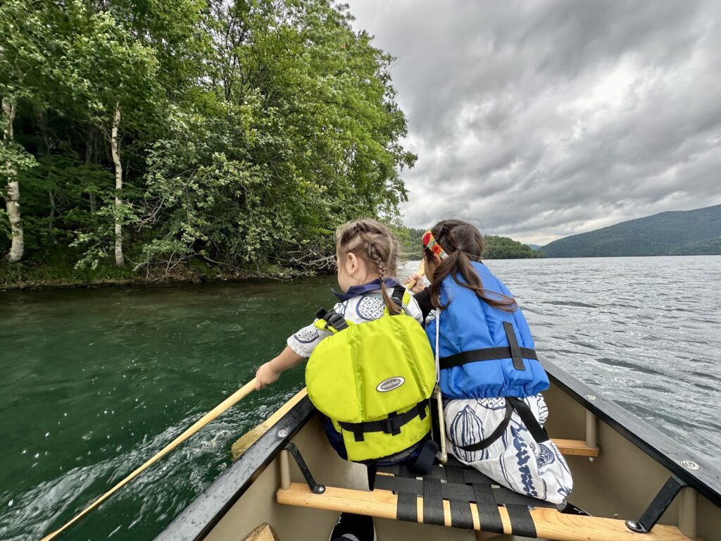 子供たちがカヌーでこいでいる写真