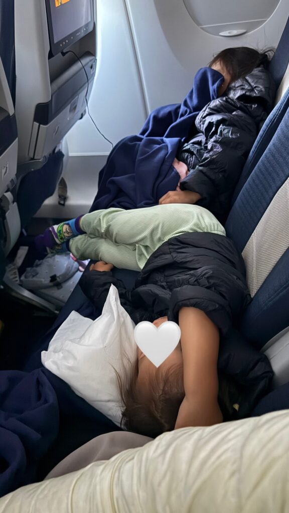 機内で寝ている様子