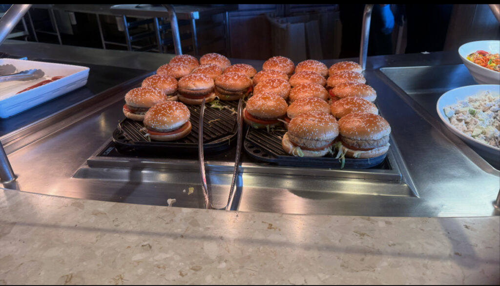 Calumet Buffetのランチのハンバーガー