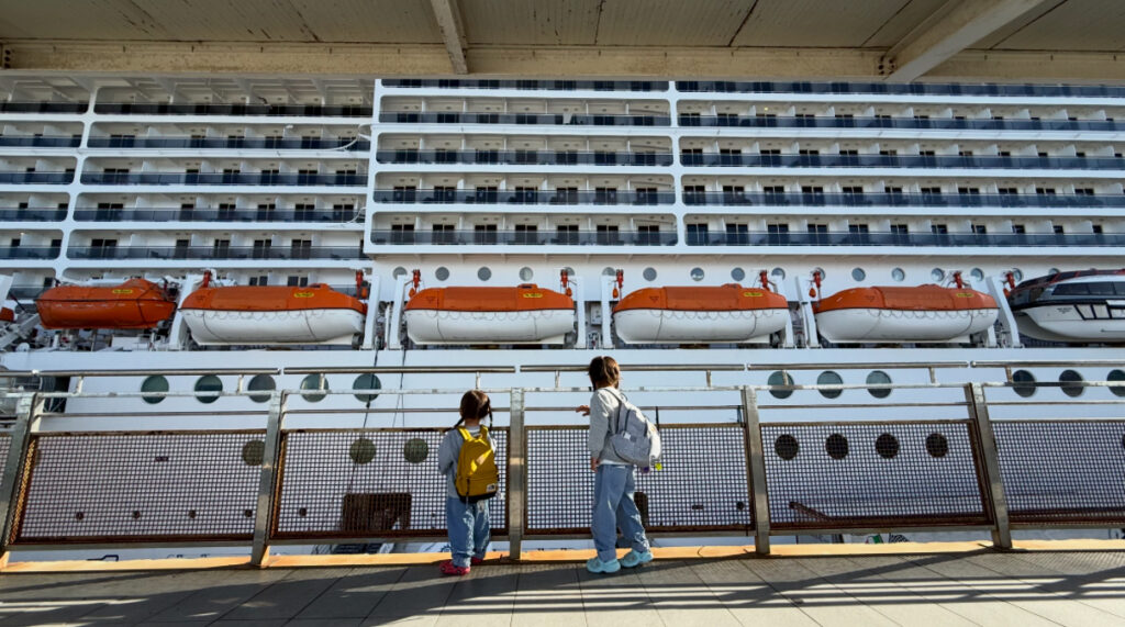 クルーズを見上げる子供達