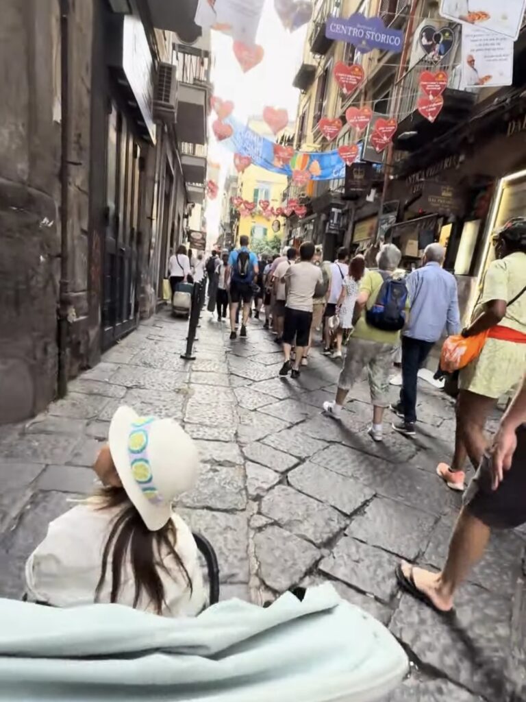 ガタガタの路地