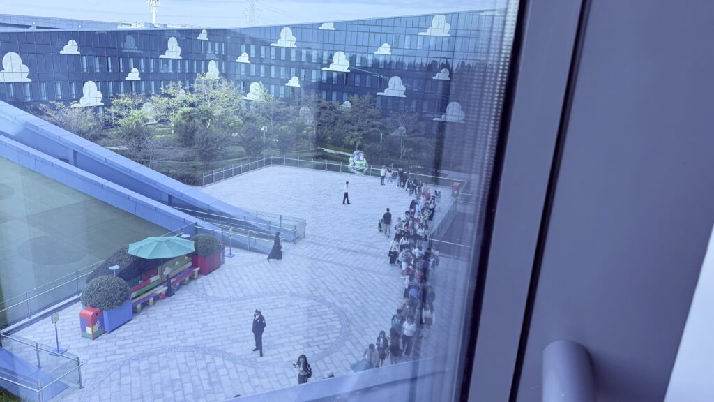 シャトルバスの列