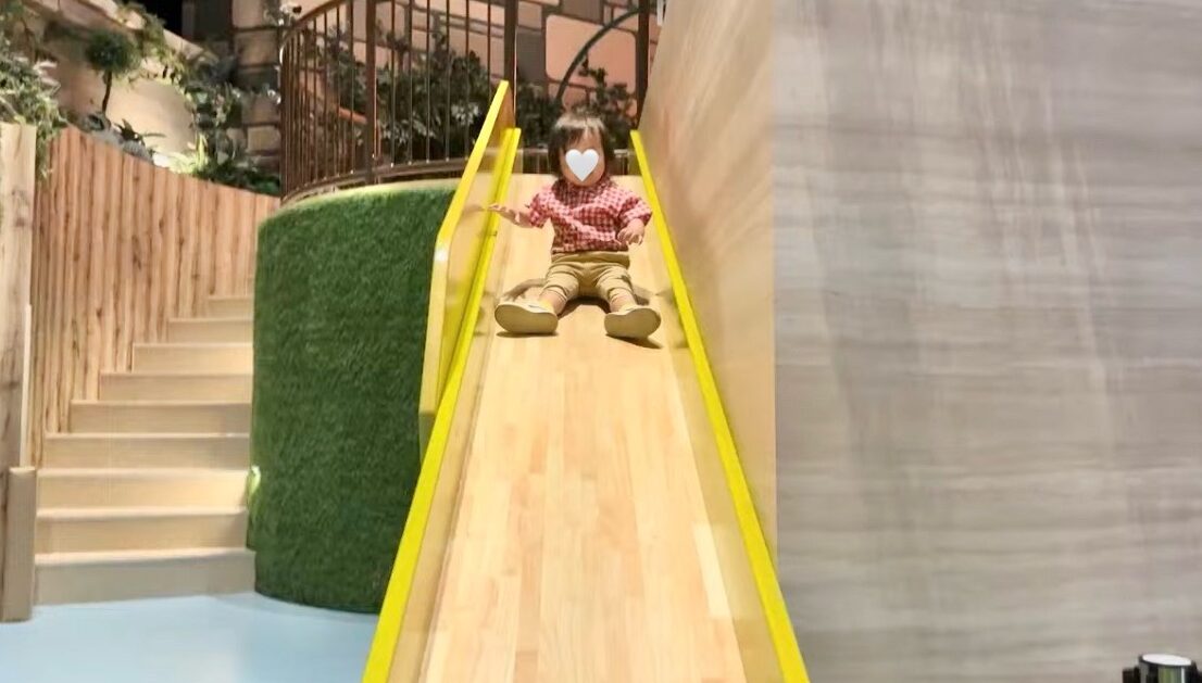 キッズワールドで遊ぶ写真